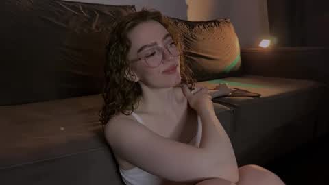 Snapshot of purity_ring chatting on February 19, 9:36 pm Marie online show from February 19, 9:36 pm