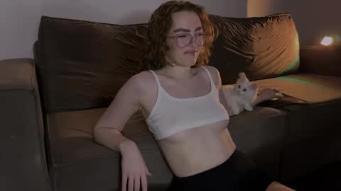 Snapshot of purity_ring chatting on February 24, 12:41 am Marie online show from February 24, 12:41 am