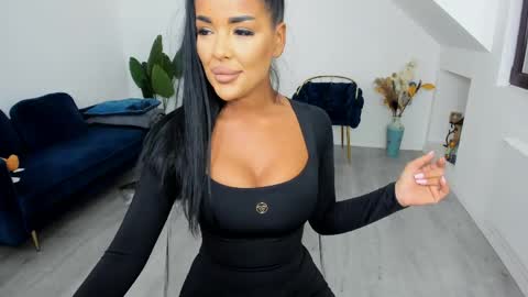 Snapshot of pussydollxx chatting on April 23, 6:43 pm Andreea online show from April 23, 6:43 pm