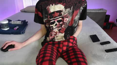 Snapshot of pussylover2182 chatting on December 22, 7:44 am pussylover2182 online show from December 22, 7:44 am