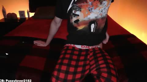 Snapshot of pussylover2182 chatting on December 5, 4:54 am pussylover2182 online show from December 5, 4:54 am