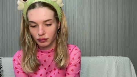 Snapshot of pussymoneywet chatting on November 3, 12:06 pm Lina online show from November 3, 12:06 pm