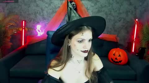 Snapshot of pussyonluck chatting on November 1, 7:43 am Ellie online show from November 1, 7:43 am