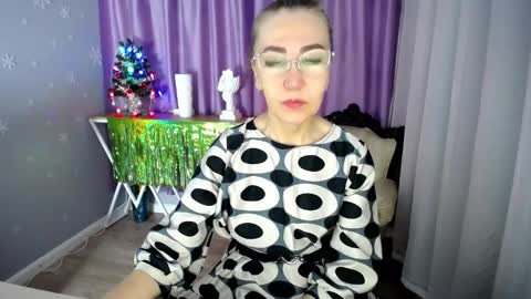 Snapshot of queen_a_n_i chatting on January 2, 7:12 am A N I Ill be here on December 1st online show from January 2, 7:12 am