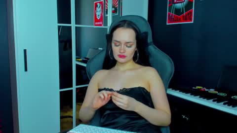 Snapshot of queenaliss chatting on February 23, 6:39 am Your world and the universe Aliss online show from February 23, 6:39 am