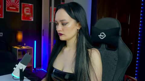 Snapshot of queenaliss chatting on December 1, 6:18 am Your world and the universe Aliss online show from December 1, 6:18 am