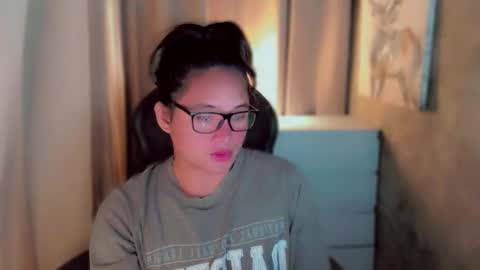 Snapshot of queenarthalia chatting on October 24, 1:29 pm ARTHA online show from October 24, 1:29 pm