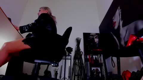 Misscatsnow online show from February 2, 3:05 am