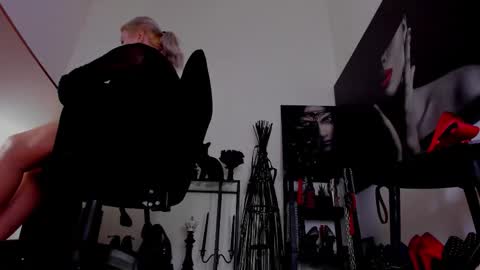 Misscatsnow online show from February 4, 2:06 am