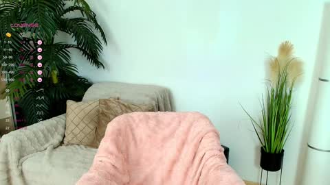 Snapshot of queenevamariaa chatting on December 6, 6:50 pm Help me to reach 150 K followers online show from December 6, 6:50 pm