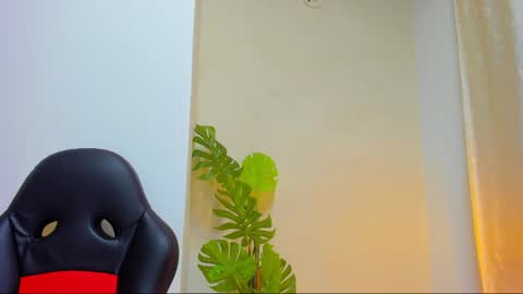 Queen online show from April 5, 4:04 pm