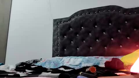 Snapshot of queenjenn__ chatting on December 2, 7:14 am QUEENJEENN online show from December 2, 7:14 am