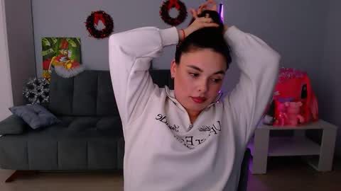 Snapshot of queenofthesense chatting on December 5, 6:04 pm Patricia online show from December 5, 6:04 pm