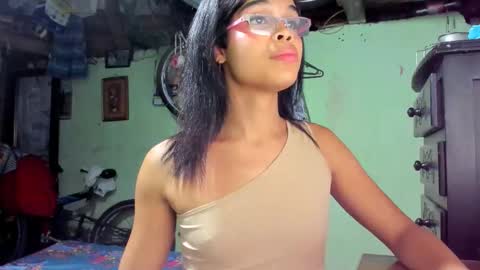 Snapshot of queensoffie chatting on December 20, 4:41 am sofie online show from December 20, 4:41 am