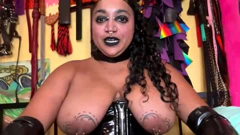 Snapshot of queensquirtntwerk chatting on February 10, 10:14 pm Queen Hilarity online show from February 10, 10:14 pm