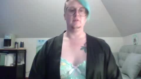 Snapshot of queerlyjaz chatting on September 30, 1:43 am queerlyjaz online show from September 30, 1:43 am