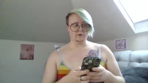 Snapshot of queerlyjaz chatting on November 23, 7:35 pm queerlyjaz online show from November 23, 7:35 pm