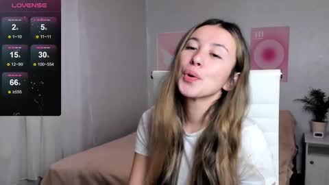 Snapshot of queitsharm_ chatting on December 3, 6:32 am Anna online show from December 3, 6:32 am