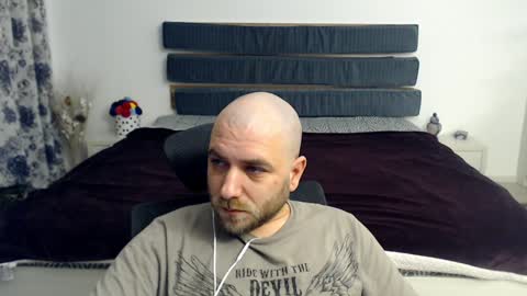 Snapshot of r0bila chatting on January 25, 11:43 pm R0bila online show from January 25, 11:43 pm