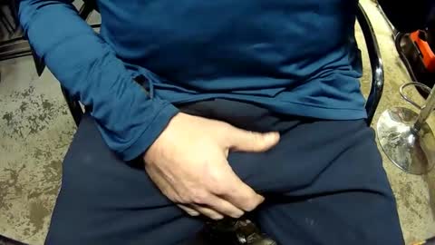 Snapshot of r27822204 chatting on December 19, 5:25 am r2424 online show from December 19, 5:25 am