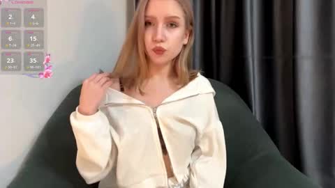 Snapshot of rachellegentile chatting on December 1, 5:07 pm Alice online show from December 1, 5:07 pm