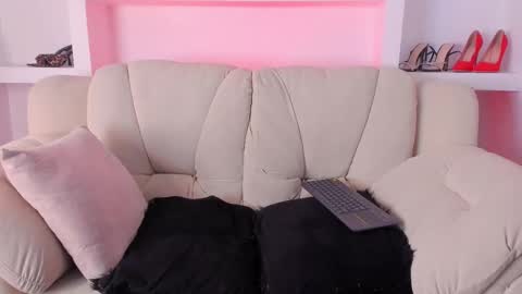 Snapshot of radiant_naomi chatting on November 12, 11:32 am Radiant Naomi online show from November 12, 11:32 am