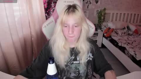 Snapshot of rapunzel_cute chatting on October 17, 1:35 pm Rapunzel online show from October 17, 1:35 pm