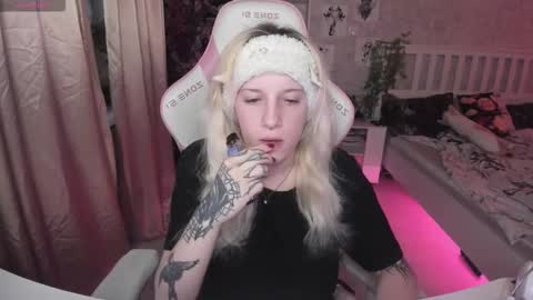 Snapshot of rapunzel_cute chatting on November 13, 1:32 pm Rapunzel online show from November 13, 1:32 pm