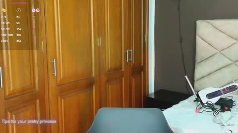 Snapshot of raqueljones_ chatting on September 15, 7:47 pm Raquel online show from September 15, 7:47 pm