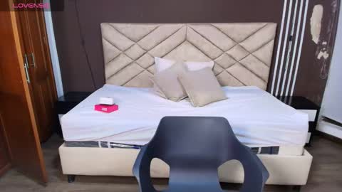 Snapshot of raqueljones_ chatting on December 4, 11:41 am Raquel online show from December 4, 11:41 am