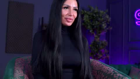 Raquelle online show from December 10, 7:11 pm