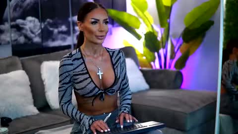 Raquelle online show from October 8, 8:56 am