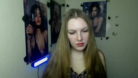 raspberry0101 online show from November 22, 1:43 pm