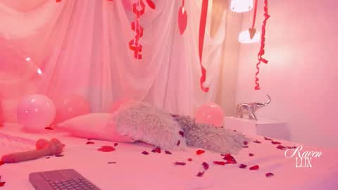 Snapshot of raven_luxx chatting on February 15, 7:51 am RAVEN online show from February 15, 7:51 am