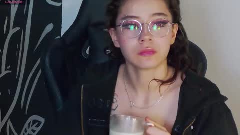 Snapshot of ravennmoonn chatting on October 11, 10:19 pm Raven online show from October 11, 10:19 pm