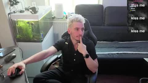 Rayzel online show from February 3, 11:15 am