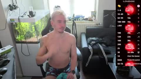 Rayzel online show from March 28, 4:17 pm