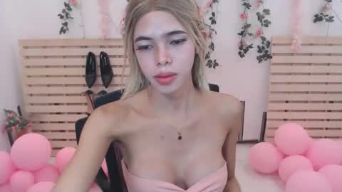 Snapshot of red_ann17 chatting on November 18, 10:41 am ann online show from November 18, 10:41 am