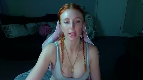 Snapshot of red_firesquirt chatting on December 17, 9:49 pm Red - online show from December 17, 9:49 pm