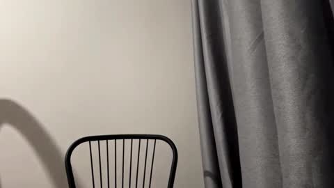 Snapshot of redbullvibe chatting on December 18, 12:33 pm Mia online show from December 18, 12:33 pm