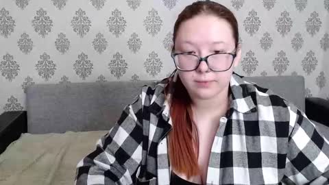 Snapshot of redchloee chatting on October 12, 8:24 am Chloe online show from October 12, 8:24 am