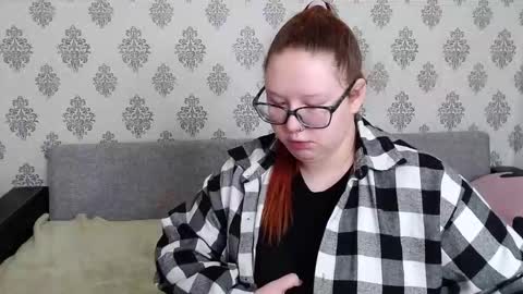 Snapshot of redchloee chatting on October 13, 5:18 am Chloe online show from October 13, 5:18 am
