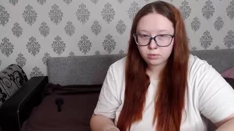 Snapshot of redchloee chatting on October 18, 8:15 am Chloe online show from October 18, 8:15 am