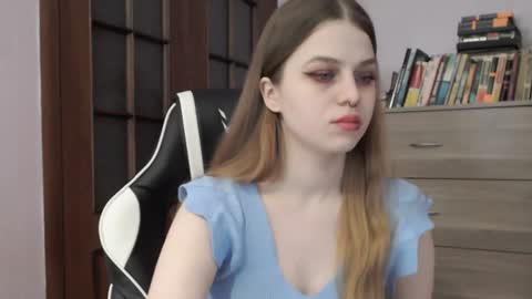 Snapshot of redhead_rabbit chatting on December 21, 2:30 am Lily online show from December 21, 2:30 am