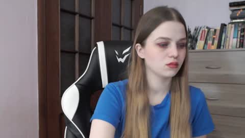 Snapshot of redhead_rabbit chatting on December 28, 3:26 am Lily online show from December 28, 3:26 am