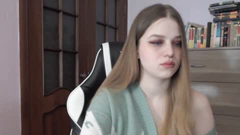 Snapshot of redhead_rabbit chatting on January 17, 2:29 am Lily online show from January 17, 2:29 am