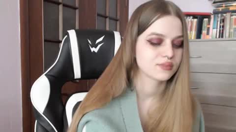 Snapshot of redhead_rabbit chatting on March 10, 5:54 am Lily online show from March 10, 5:54 am