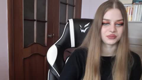 Snapshot of redhead_rabbit chatting on September 22, 2:24 am Lily online show from September 22, 2:24 am