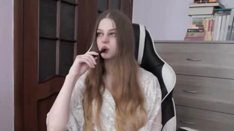 Snapshot of redhead_rabbit chatting on September 23, 2:03 am Lily online show from September 23, 2:03 am