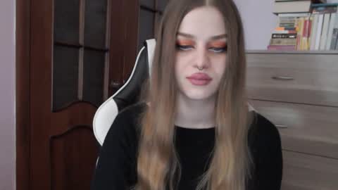 Snapshot of redhead_rabbit chatting on September 24, 1:20 am Lily online show from September 24, 1:20 am